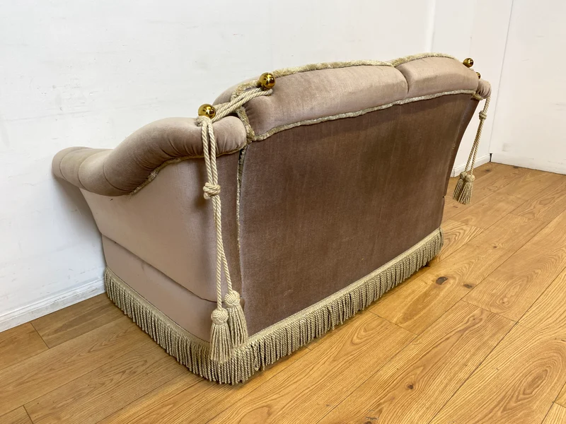 WMK I Äußerst gemütliches Vintage Sofa mit samtartigen beigen Originalbezug, Fransen & ausklappbaren Armlehnen
