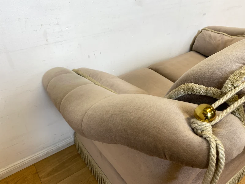 WMK I Äußerst gemütliches Vintage Sofa mit samtartigen beigen Originalbezug, Fransen & ausklappbaren Armlehnen
