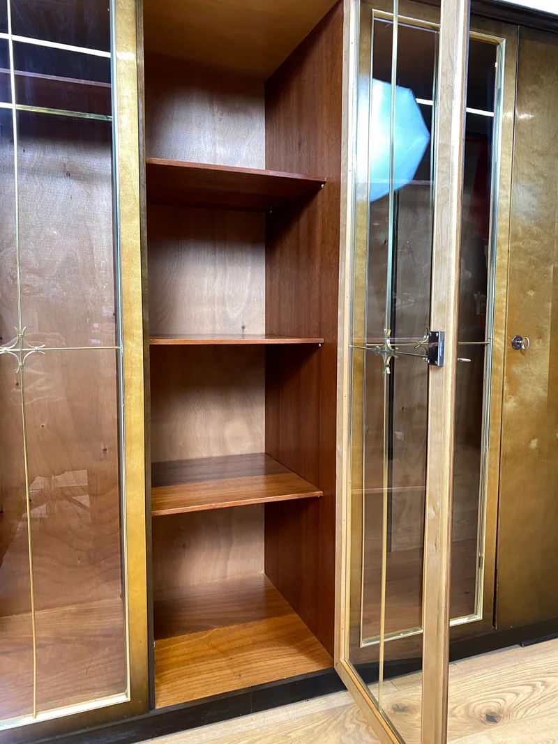 WMK I Besonders schöner und gut erhaltener dunkler 50er Jahre Kleiderschrank mit Glastüren