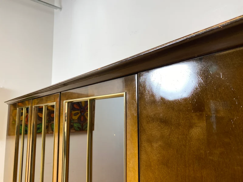 WMK I Besonders schöner und gut erhaltener dunkler 50er Jahre Kleiderschrank mit Glastüren