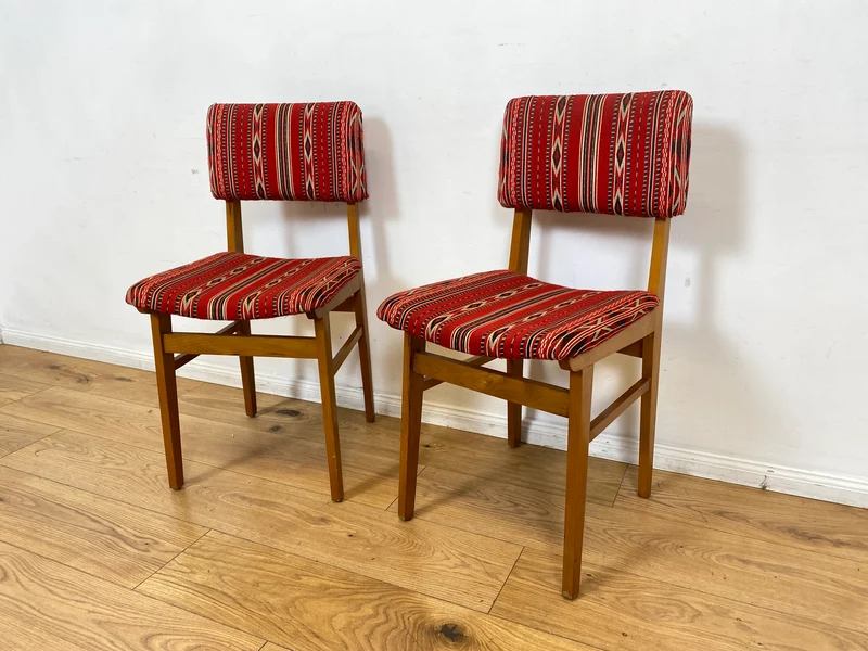 WMK I Versand möglich I 1/2 Freundlicher und gemütlicher heller Mid-Century Stuhl mit rotem Originalbezug