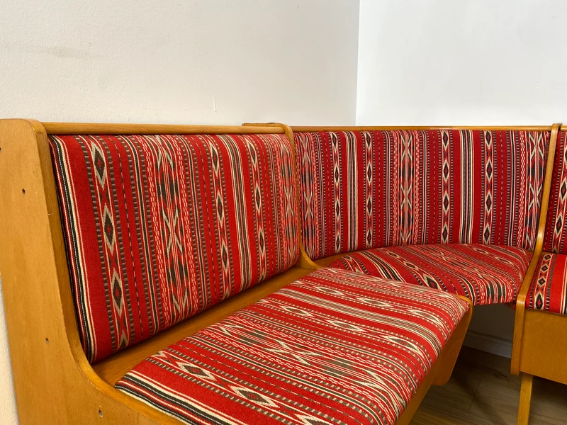 WMK I Besonders schöne Mid-Century Kücheneckbank mit rotem Originalbezug und praktischen Staufächern