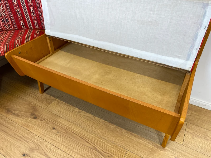 WMK I Besonders schöne Mid-Century Kücheneckbank mit rotem Originalbezug und praktischen Staufächern