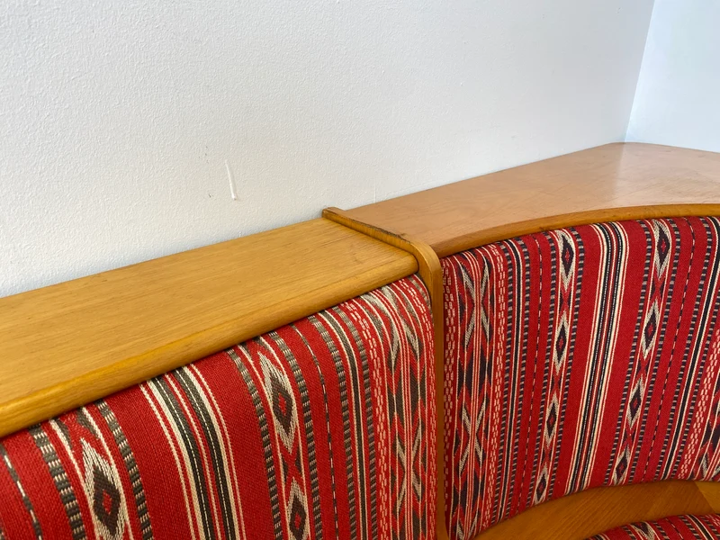 WMK I Besonders schöne Mid-Century Kücheneckbank mit rotem Originalbezug und praktischen Staufächern