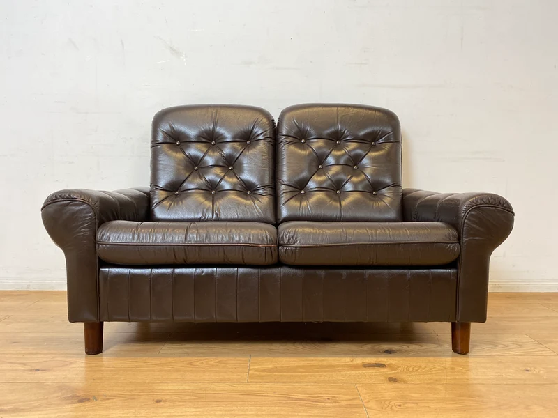 WMK I Schönes und sehr gemütliches Vintage 2er Sofa mit gestepptem Echtleder Bezug und charaktervoller Patina