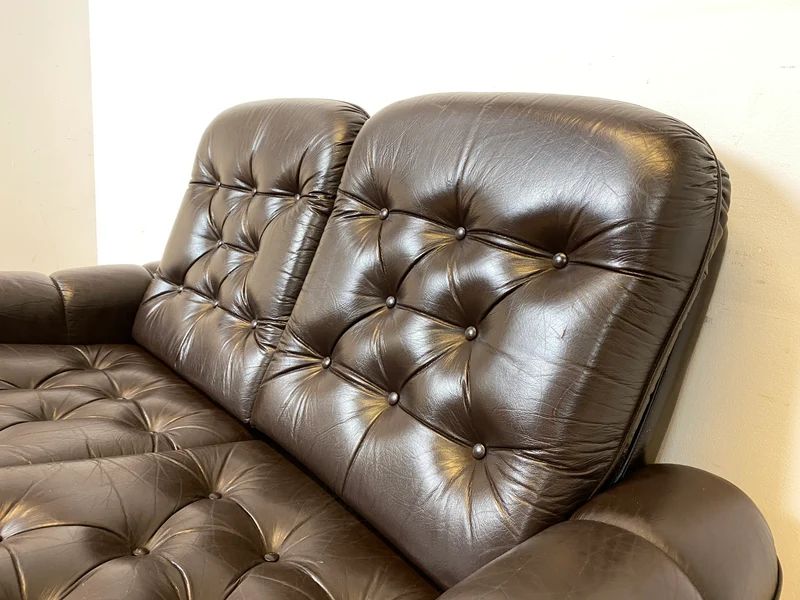 WMK I Schönes und sehr gemütliches Vintage 2er Sofa mit gestepptem Echtleder Bezug und charaktervoller Patina