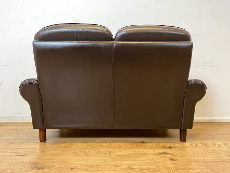WMK I Schönes und sehr gemütliches Vintage 2er Sofa mit gestepptem Echtleder Bezug und charaktervoller Patina