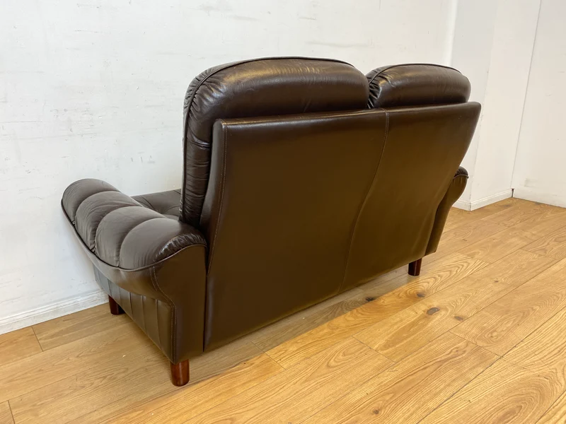 WMK I Schönes und sehr gemütliches Vintage 2er Sofa mit gestepptem Echtleder Bezug und charaktervoller Patina