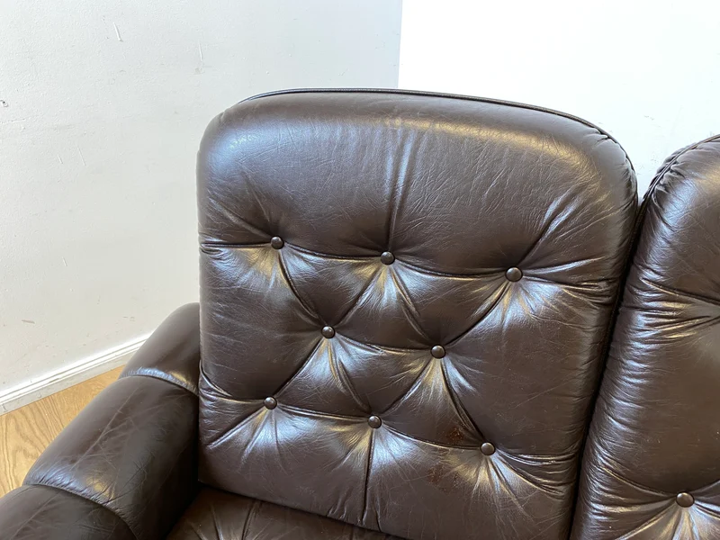 WMK I Schönes und sehr gemütliches Vintage 2er Sofa mit gestepptem Echtleder Bezug und charaktervoller Patina
