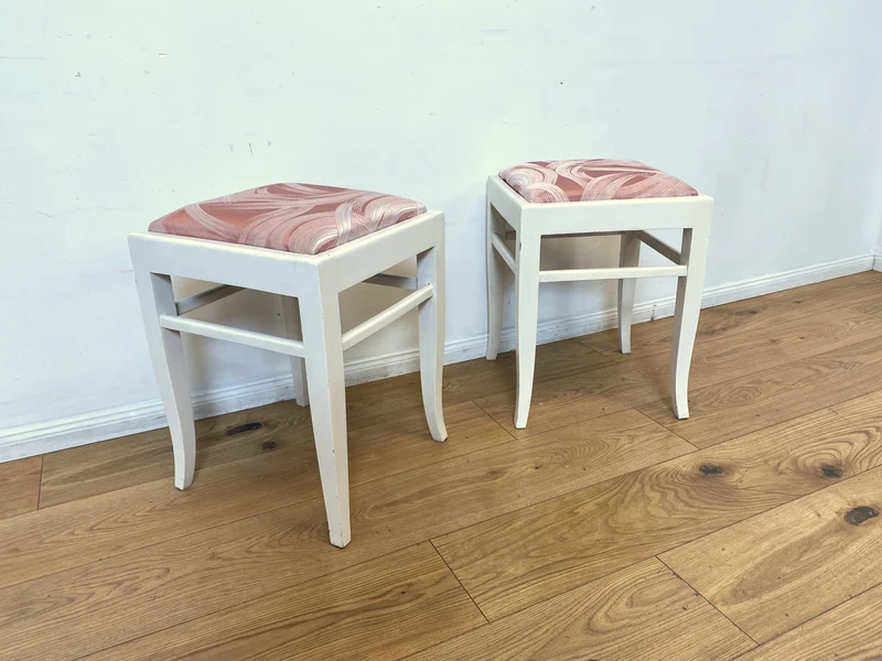 WMK I Versand möglich I 1/2 Schöner weißer Mid-Century Sitzhocker mit gepolstertem Sitz in Rosa