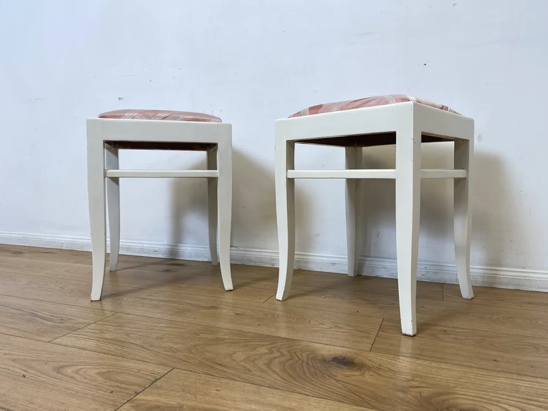 WMK I Versand möglich I 1/2 Schöner weißer Mid-Century Sitzhocker mit gepolstertem Sitz in Rosa