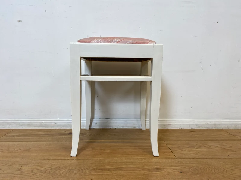 WMK I Versand möglich I 1/2 Schöner weißer Mid-Century Sitzhocker mit gepolstertem Sitz in Rosa