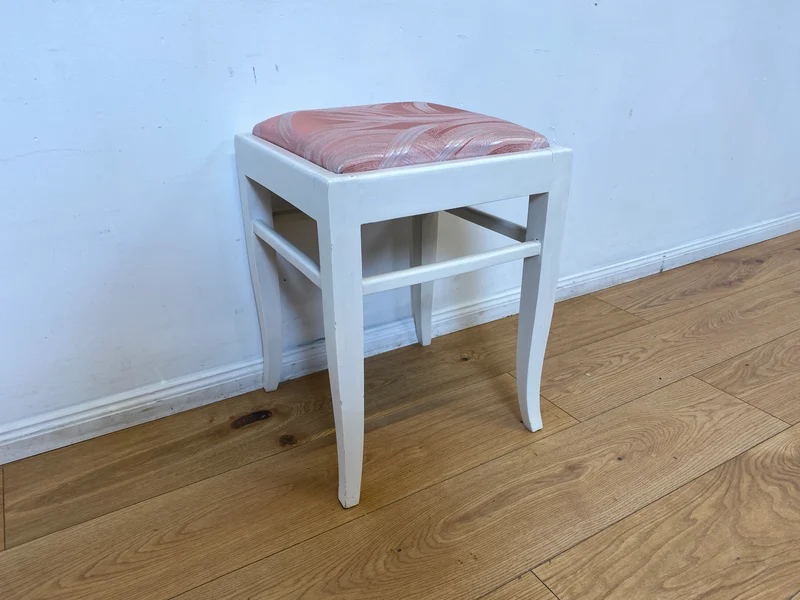 WMK I Versand möglich I 1/2 Schöner weißer Mid-Century Sitzhocker mit gepolstertem Sitz in Rosa
