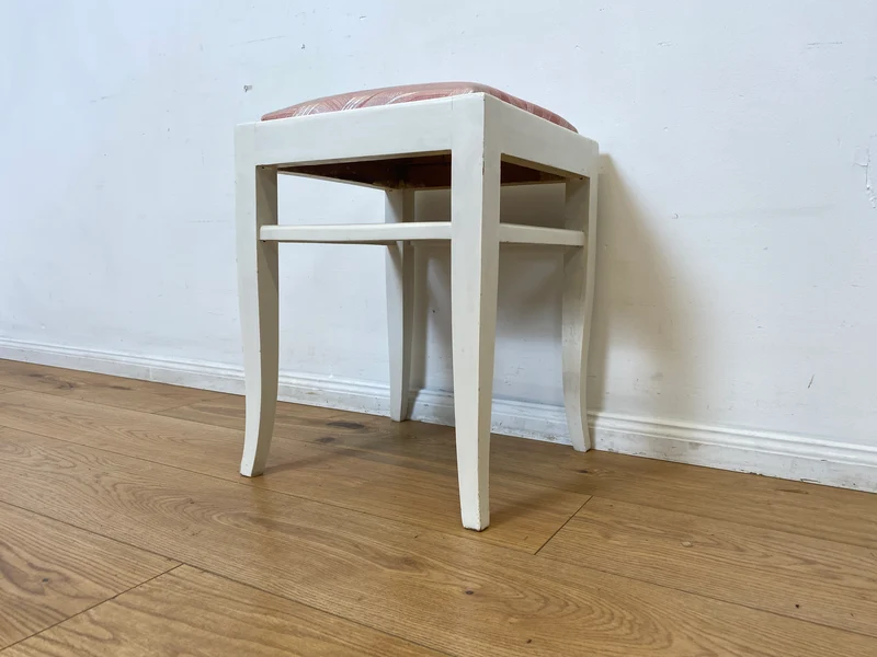 WMK I Versand möglich I 1/2 Schöner weißer Mid-Century Sitzhocker mit gepolstertem Sitz in Rosa