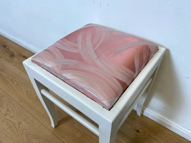 WMK I Versand möglich I 1/2 Schöner weißer Mid-Century Sitzhocker mit gepolstertem Sitz in Rosa