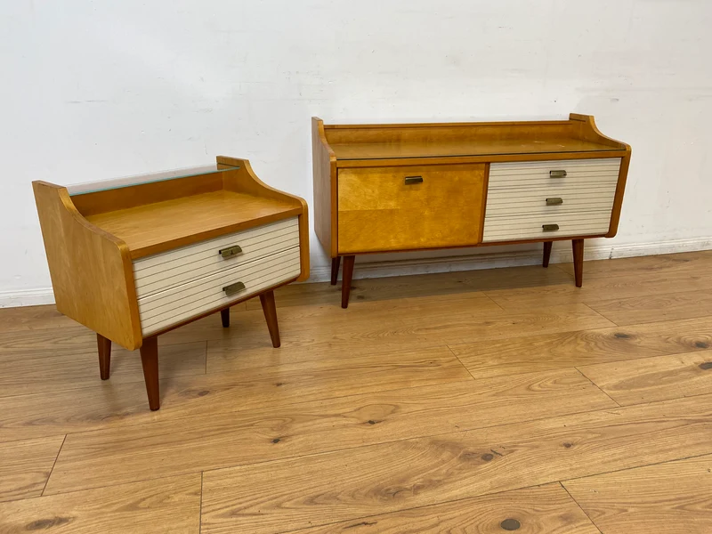 WMK I Formschöner heller Mid-Century Nachttisch mit Schubladen und konischen Füßen