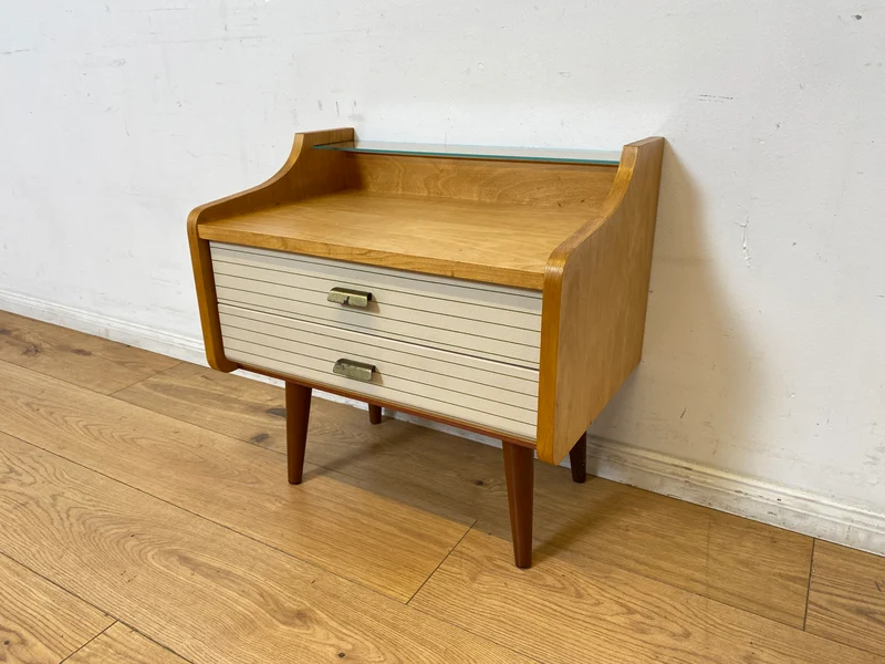 WMK I Formschöner heller Mid-Century Nachttisch mit Schubladen und konischen Füßen