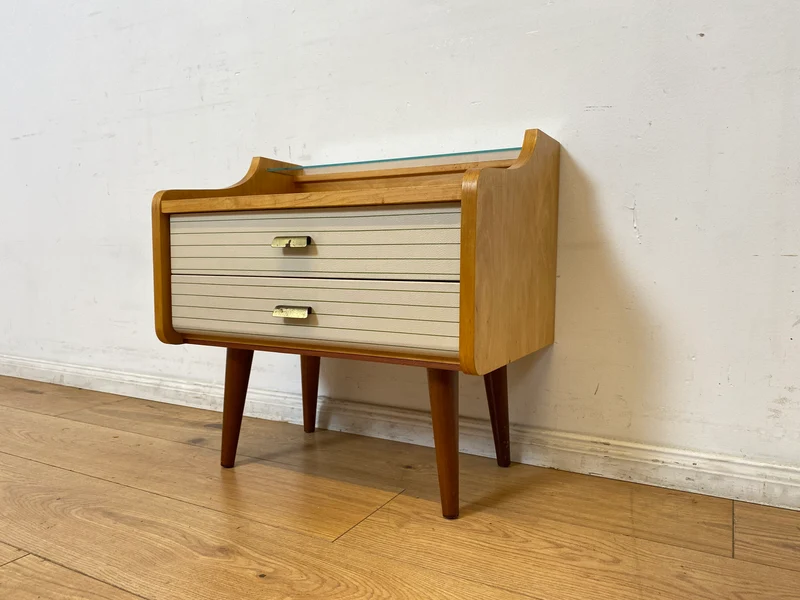 WMK I Formschöner heller Mid-Century Nachttisch mit Schubladen und konischen Füßen