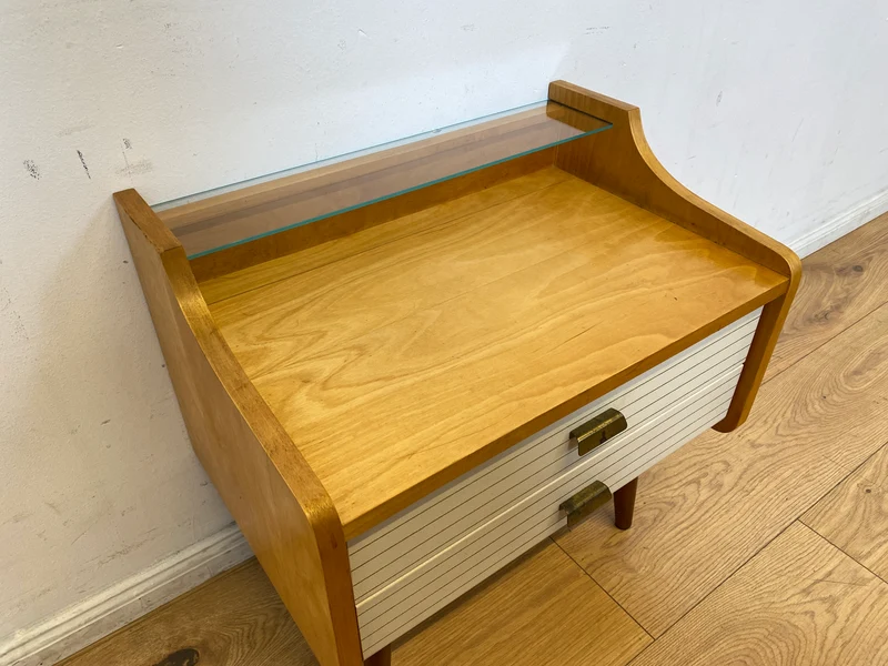 WMK I Formschöner heller Mid-Century Nachttisch mit Schubladen und konischen Füßen