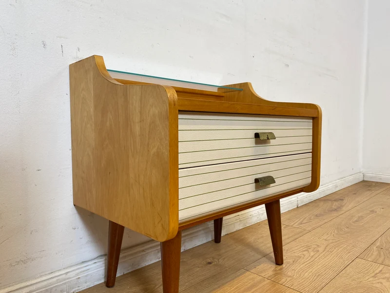WMK I Formschöner heller Mid-Century Nachttisch mit Schubladen und konischen Füßen