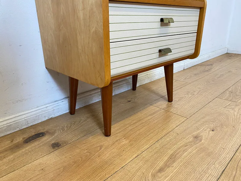 WMK I Formschöner heller Mid-Century Nachttisch mit Schubladen und konischen Füßen