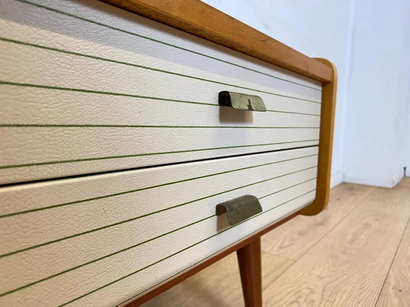 WMK I Formschöner heller Mid-Century Nachttisch mit Schubladen und konischen Füßen