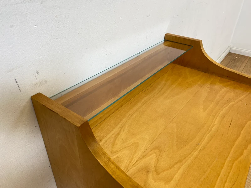WMK I Formschöner heller Mid-Century Nachttisch mit Schubladen und konischen Füßen