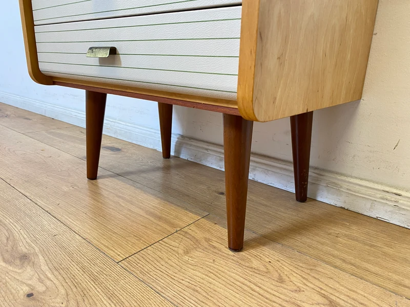 WMK I Formschöner heller Mid-Century Nachttisch mit Schubladen und konischen Füßen
