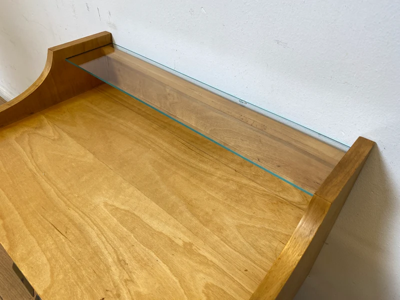 WMK I Formschöner heller Mid-Century Nachttisch mit Schubladen und konischen Füßen