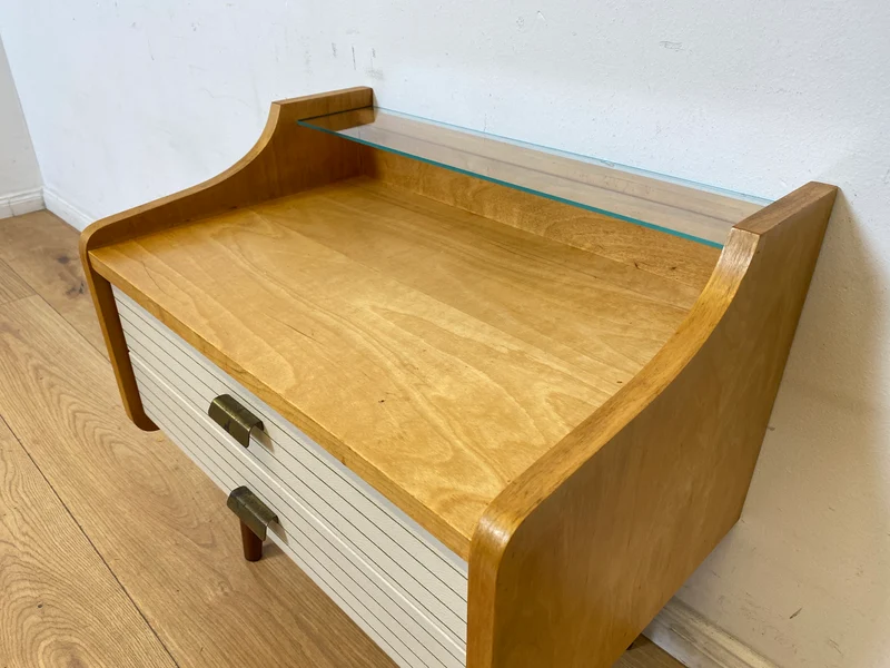 WMK I Formschöner heller Mid-Century Nachttisch mit Schubladen und konischen Füßen