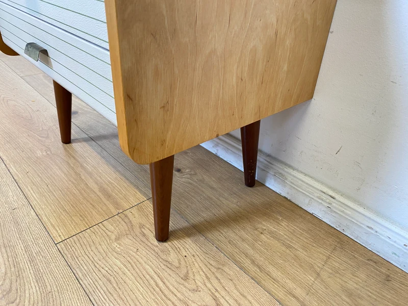 WMK I Formschöner heller Mid-Century Nachttisch mit Schubladen und konischen Füßen