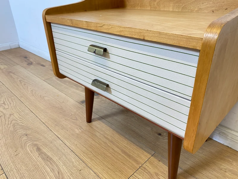WMK I Formschöner heller Mid-Century Nachttisch mit Schubladen und konischen Füßen