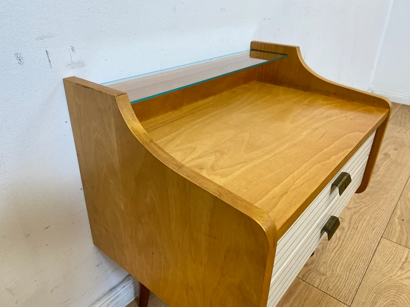 WMK I Formschöner heller Mid-Century Nachttisch mit Schubladen und konischen Füßen