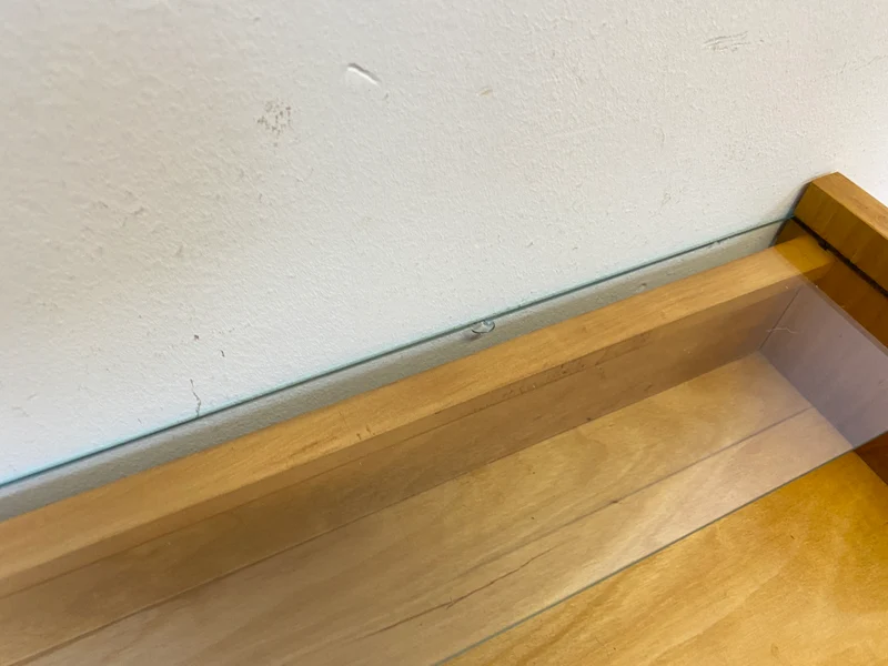 WMK I Formschöner heller Mid-Century Nachttisch mit Schubladen und konischen Füßen