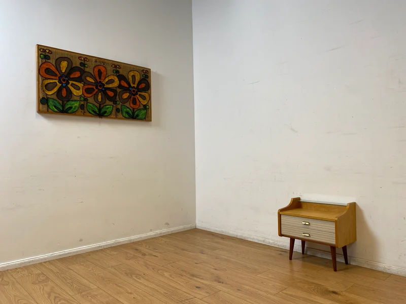 WMK I Formschöner heller Mid-Century Nachttisch mit Schubladen und konischen Füßen
