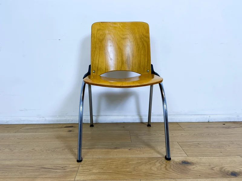WMK I 1/5 Formschöner und sehr stabiler heller Vintage Stapelstuhl auf Chrom Füßen