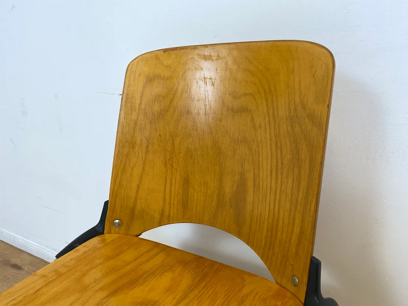 WMK I 1/5 Formschöner und sehr stabiler heller Vintage Stapelstuhl auf Chrom Füßen