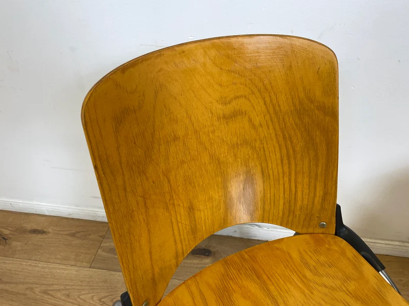 WMK I 1/5 Formschöner und sehr stabiler heller Vintage Stapelstuhl auf Chrom Füßen