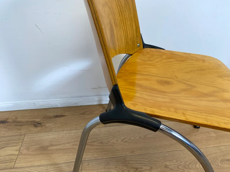 WMK I 1/5 Formschöner und sehr stabiler heller Vintage Stapelstuhl auf Chrom Füßen