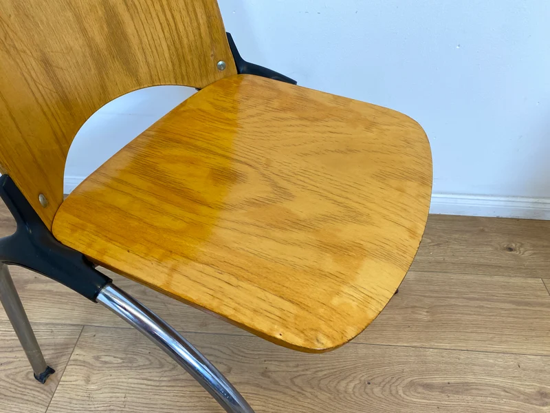 WMK I 1/5 Formschöner und sehr stabiler heller Vintage Stapelstuhl auf Chrom Füßen