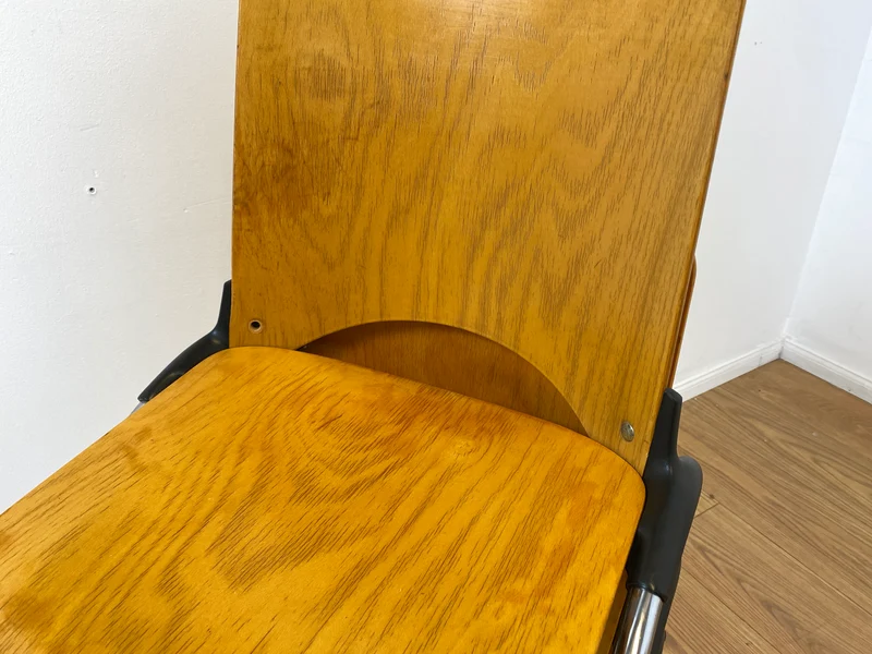 WMK I 1/5 Formschöner und sehr stabiler heller Vintage Stapelstuhl auf Chrom Füßen