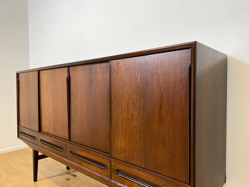 WMK I Hochwertiges skandinavisches Mid-Century Highboard in edlem Palisander mit Schubladen, Schiebetüren & Bar