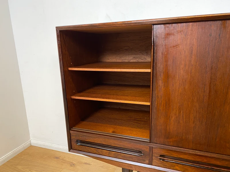 WMK I Hochwertiges skandinavisches Mid-Century Highboard in edlem Palisander mit Schubladen, Schiebetüren & Bar
