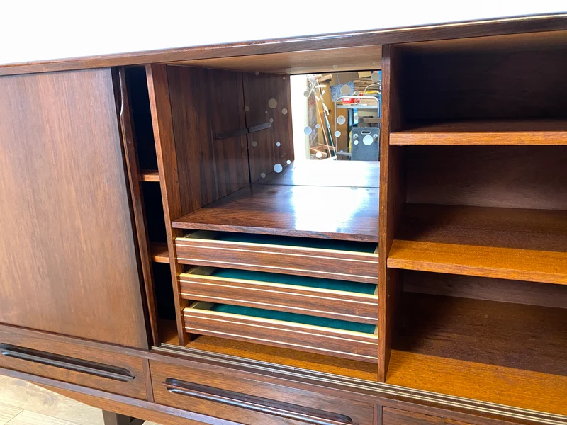 WMK I Hochwertiges skandinavisches Mid-Century Highboard in edlem Palisander mit Schubladen, Schiebetüren & Bar