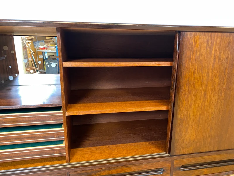 WMK I Hochwertiges skandinavisches Mid-Century Highboard in edlem Palisander mit Schubladen, Schiebetüren & Bar