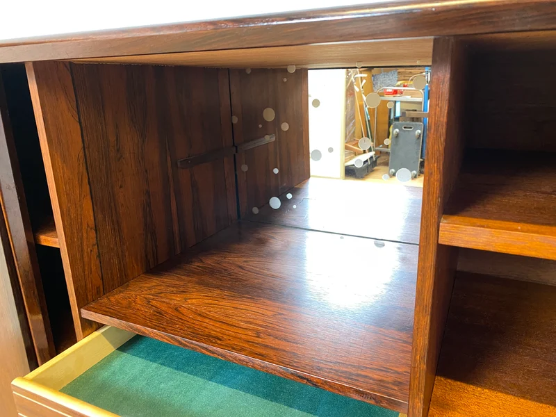 WMK I Hochwertiges skandinavisches Mid-Century Highboard in edlem Palisander mit Schubladen, Schiebetüren & Bar
