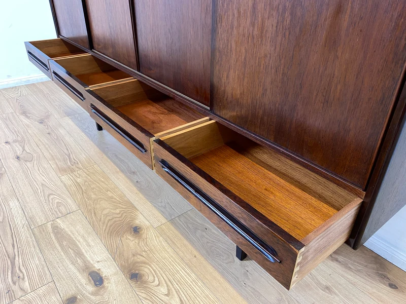 WMK I Hochwertiges skandinavisches Mid-Century Highboard in edlem Palisander mit Schubladen, Schiebetüren & Bar