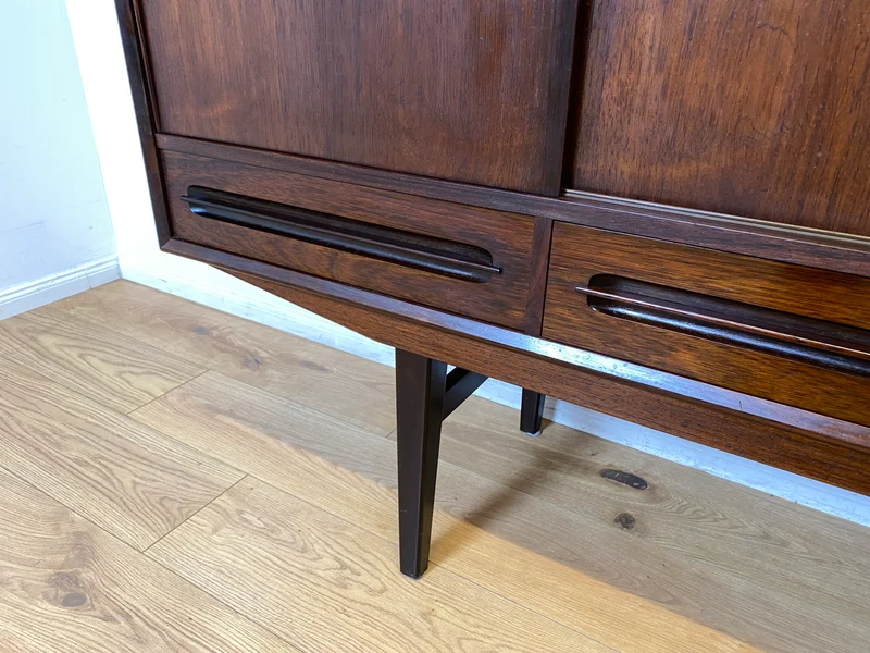 WMK I Hochwertiges skandinavisches Mid-Century Highboard in edlem Palisander mit Schubladen, Schiebetüren & Bar