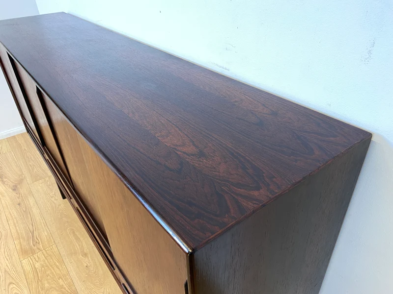 WMK I Hochwertiges skandinavisches Mid-Century Highboard in edlem Palisander mit Schubladen, Schiebetüren & Bar