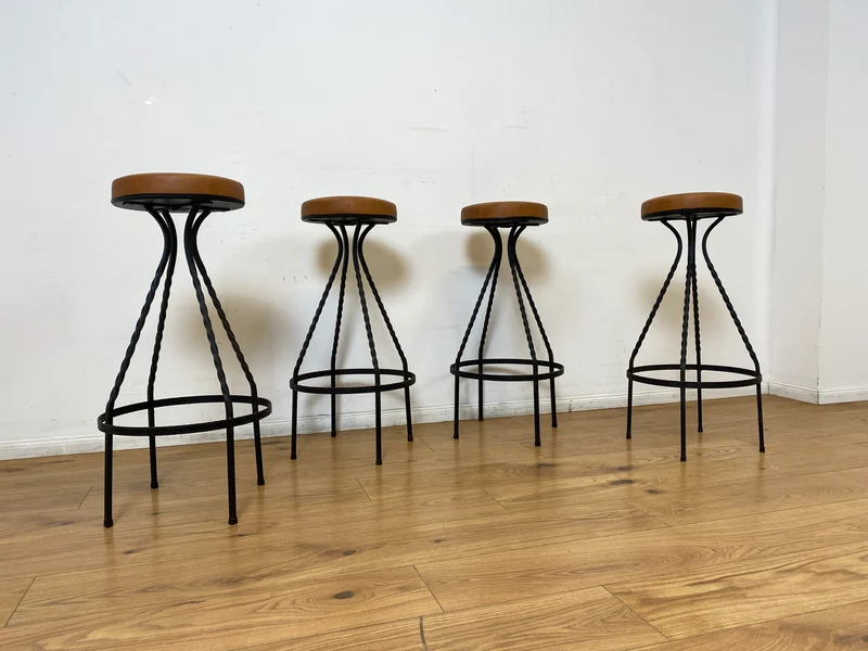WMK I Set aus 4 sehr schönen Vintage Barhockern aus Metall mit cognacfarbenem Kunstleder Sitz